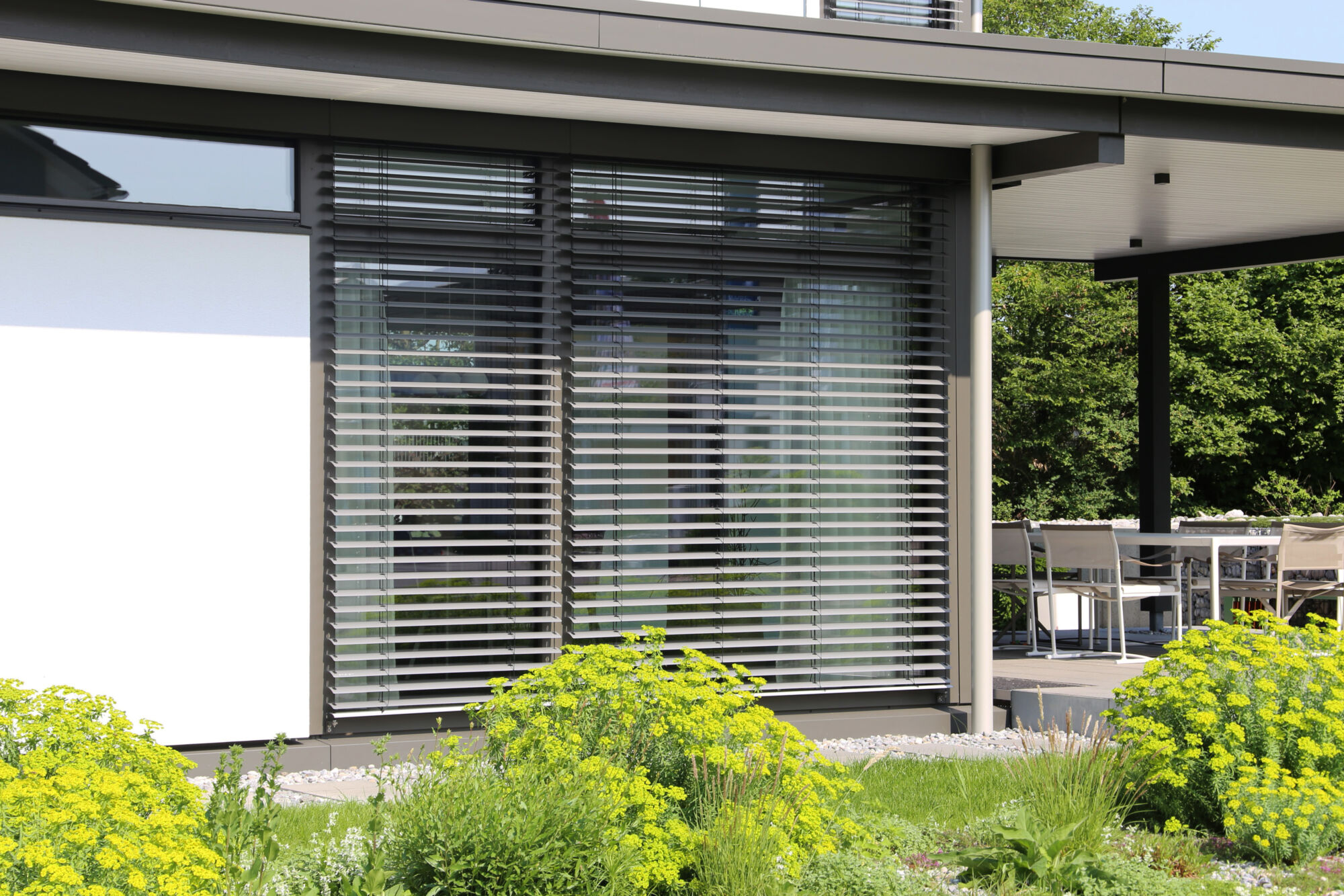 ADOBESTOCK_298909499 | Ck habitat fermetures Solutions de volets solaires et moustiquaires proche de Belfort, Montbéliard et Bethoncourt Cernay 2