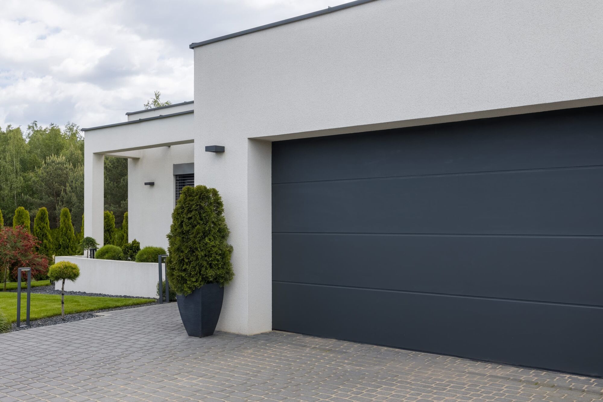 ADOBESTOCK_435197858 | Ck habitat fermetures Comment choisir une porte de garage ? Belfort